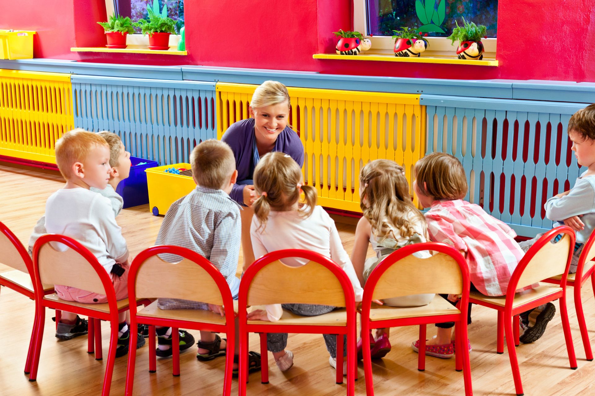 Meble przedszkolne – bezpieczeństwo i kolor w jednym miejscu! 🎨🪑